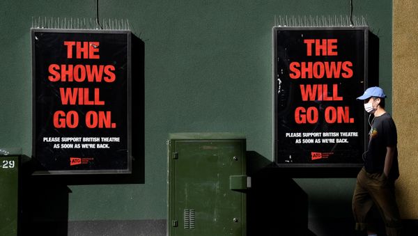 A man wearing a protective face mask walks past posters outside of the currently closed New Theatre Oxford, amidst the coronavirus disease (COVID-19) pandemic, in Oxford, Britain, September 17, 2020 A man wearing a protective face mask walks past posters outside of the currently closed New Theatre Oxford, amidst the coronavirus disease (COVID-19) pandemic, in Oxford, Britain, September 17, 2020 - Sputnik International