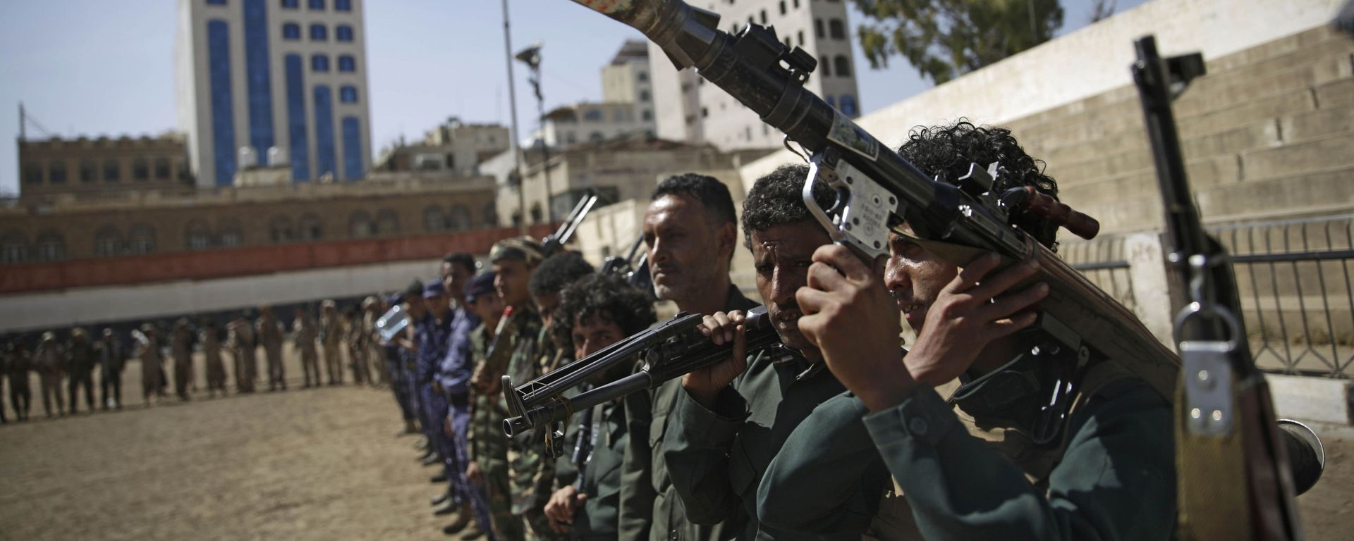 Houthi rebel fighters display their weapons during a gathering aimed at mobilizing more fighters for the Iranian-backed Houthi movement, in Sanaa, Yemen, Thursday, Feb. 20, 2020. The Houthi rebels control the capital, Sanaa, and much of the country’s north, where most of the population lives. They are at war with a U.S.-backed, Saudi-led coalition fighting on behalf of the internationally recognized government. Houthi rebel fighters display their weapons during a gathering aimed at mobilizing more fighters for the Iranian-backed Houthi movement, in Sanaa, Yemen, Thursday, Feb. 20, 2020. The Houthi rebels control the capital, Sanaa, and much of the country’s north, where most of the population lives. They are at war with a U.S.-backed, Saudi-led coalition fighting on behalf of the internationally recognized government. - Sputnik International, 1920, 18.12.2023