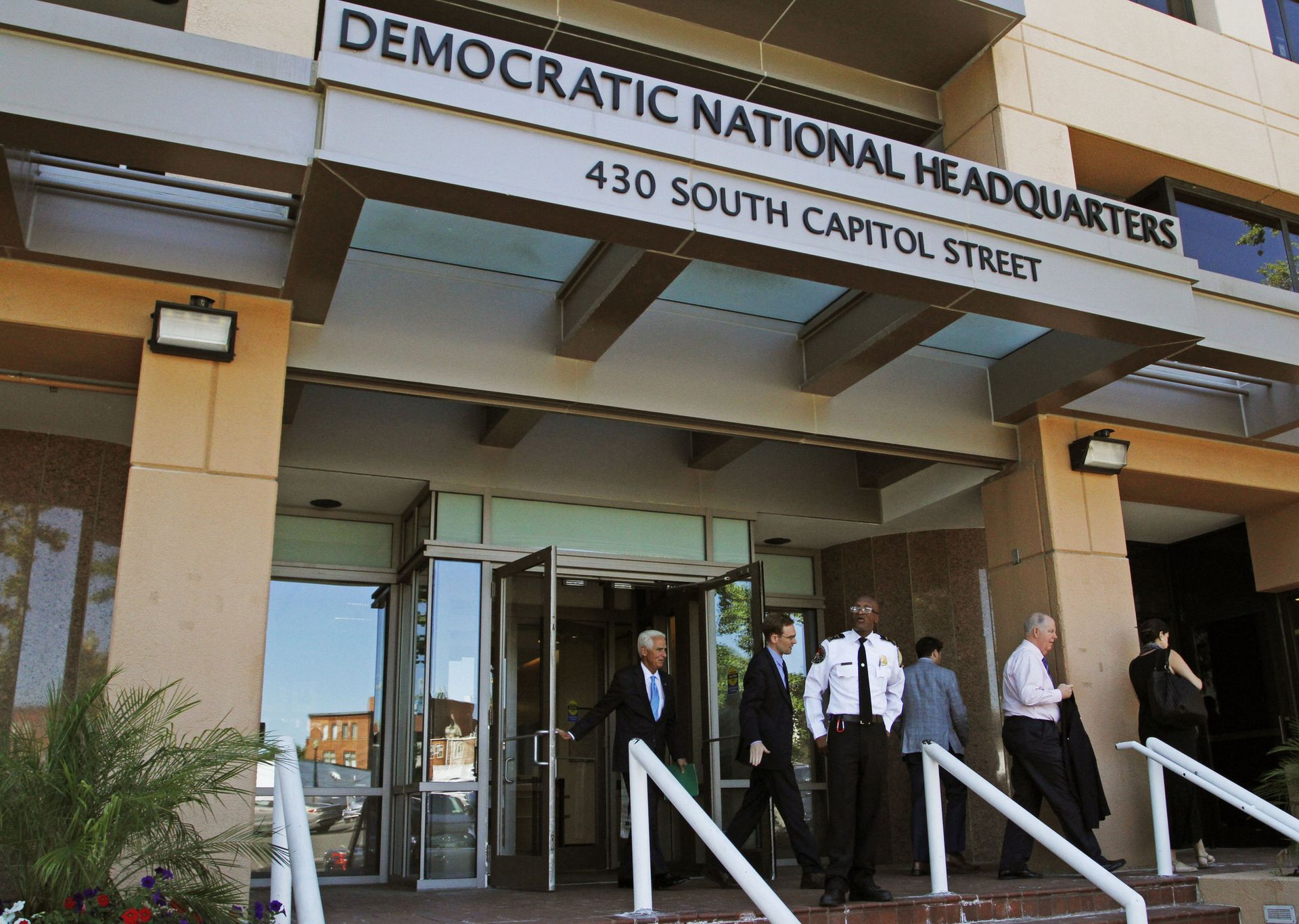 This Tuesday, June 14, 2016 file photo shows the entrance to the Democratic National Committee (DNC) headquarters in Washington This Tuesday, June 14, 2016 file photo shows the entrance to the Democratic National Committee (DNC) headquarters in Washington - Sputnik International, 1920, 07.09.2021