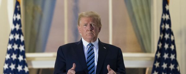President Donald Trump gives thumbs up on the Blue Room Balcony upon returning to the White House Monday, Oct. 5, 2020 - Sputnik International