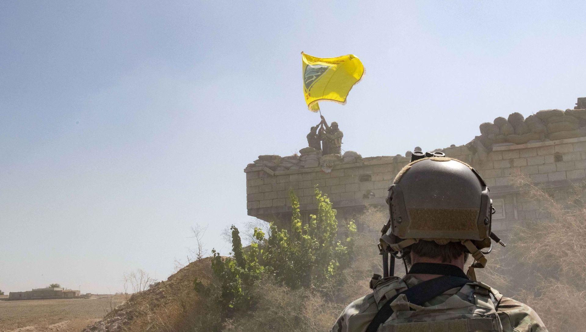 In this Sept. 21, 2019, photo, released by the U.S. Army, a U.S. soldier oversees members of the Syrian Democratic Forces as they demolish a Kurdish fighters' fortification and raise a Tal Abyad Military Council flag over the outpost as part of the so-called safe zone near the Turkish border. - Sputnik International, 1920, 31.05.2021