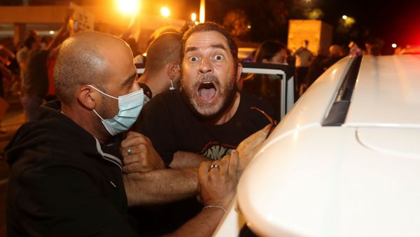 Undercover police officers detain a demonstrator during a protest against Israeli Prime Minister Benjamin Netanyahu's alleged corruption and the economic hardship stemming from the coronavirus disease (COVID-19) crisis, amid Israel's second nationwide lockdown, in Jerusalem October 10, 2020. Undercover police officers detain a demonstrator during a protest against Israeli Prime Minister Benjamin Netanyahu's alleged corruption and the economic hardship stemming from the coronavirus disease (COVID-19) crisis, amid Israel's second nationwide lockdown, in Jerusalem October 10, 2020. - Sputnik International