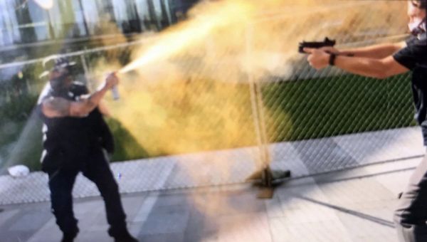 An armed security guard points a firearm at a rally-goer who sprayed mace on him during opposing pro-police and anti-police rallies at Denver's Civic Center Park, Colorado, US, on 10.10.2020. An armed security guard points a firearm at a rally-goer who sprayed mace on him during opposing pro-police and anti-police rallies at Denver's Civic Center Park, Colorado, US, on 10.10.2020. - Sputnik International