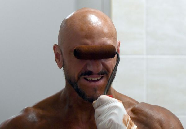 A bodybuilder is getting tanned as he prepares for a competition in Kazan A bodybuilder is getting tanned as he prepares for a competition in Kazan - Sputnik International