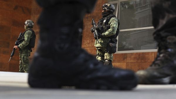 Security agents stand guard outside the apartment building where Damaso Lopez, nicknamed El Licenciado, was captured in the Anzures neighborhood of Mexico City, file photo. - Sputnik International