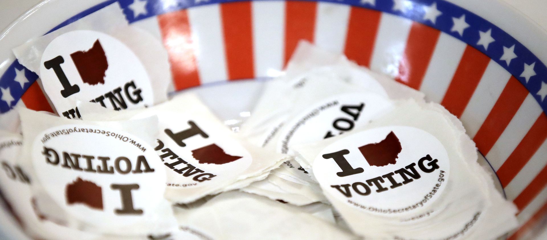 This is a bowl of stickers for those taking advantage of early voting, Sunday, March 15, 2020, in Steubenville, Ohio This is a bowl of stickers for those taking advantage of early voting, Sunday, March 15, 2020, in Steubenville, Ohio - Sputnik International, 1920, 28.04.2021