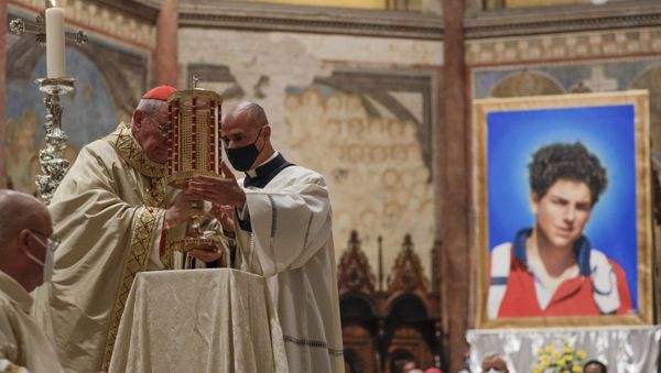 Cardinal Agostino Vallini, left, holds a relic of 15-year-old Carlo Acutis, an Italian boy who died in 2006 of leukemia, during his beatification ceremony celebrated in the St. Francis Basilica, in Assisi, Italy, Saturday, Oct. 10, 2020. - Sputnik International