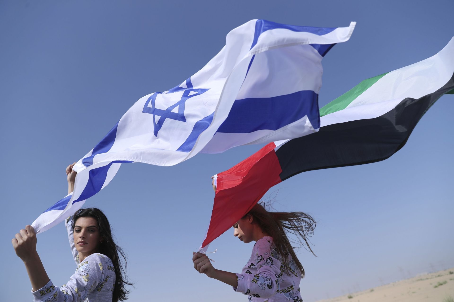 Israeli model May Tager, left, holds Israel's blue-and-white flag bearing the Star of David while next to her Anastasia Bandarenka, a Dubai-based model originally from Russia, waves the Emirati flag, during a photo shoot in Dubai, United Arab Emirates, Sunday, Sept. 8, 2020 - Sputnik International, 1920, 10.11.2021