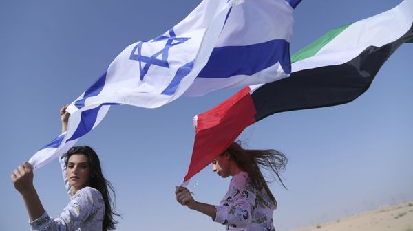 Israeli model May Tager, left, holds Israel's blue-and-white flag bearing the Star of David while next to her Anastasia Bandarenka, a Dubai-based model originally from Russia, waves the Emirati flag, during a photo shoot in Dubai, United Arab Emirates, Sunday, Sept. 8, 2020 - Sputnik International