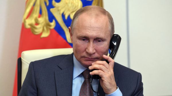 Vladimir Putin speaking on the phone Vladimir Putin speaking on the phone - Sputnik International