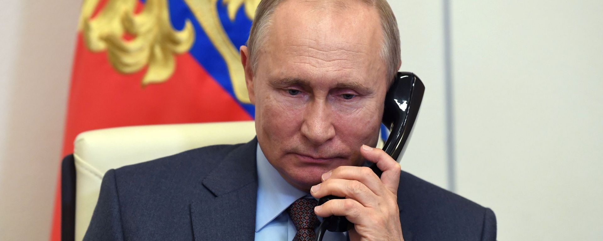 Vladimir Putin speaking on the phone - Sputnik International, 1920, 11.11.2021