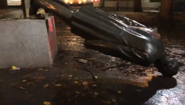 Toppled Lincoln statue in Portland. Screengrab of Twitter video.  - Sputnik International