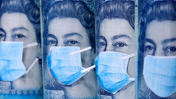  Queen Elizabeth II is seen with printed medical masks on the Pound banknotes - Sputnik International