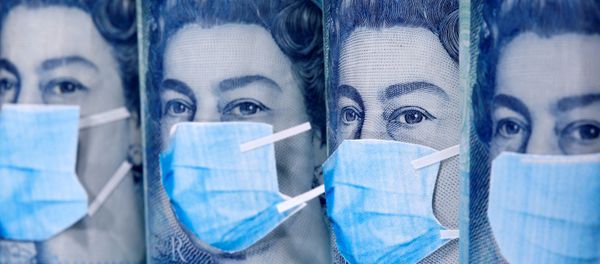  Queen Elizabeth II is seen with printed medical masks on the Pound banknotes - Sputnik International