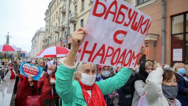 Opposition supporters, mostly pensioners, attend a rally to reject the presidential election results in Minsk, Belarus October 12, 2020. The poster reads Grand-moms with people. - Sputnik International