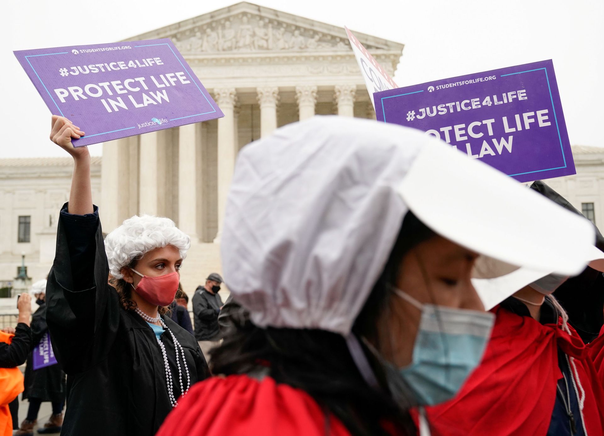 Protesters and supporters of the Supreme Court nomination of Judge Amy Coney Barrett demonstrate outside the U.S. Supreme Court in Washington, U.S. October 12, 2020. - Sputnik International, 1920, 07.09.2021