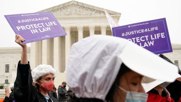 Protesters and supporters of the Supreme Court nomination of Judge Amy Coney Barrett demonstrate outside the U.S. Supreme Court in Washington, U.S. October 12, 2020. - Sputnik International