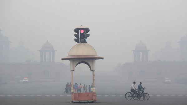 Cyclist pedal through the morning smog a day after Diwali festival, in New Delhi, India, Friday, Oct. 20, 2017 - Sputnik International