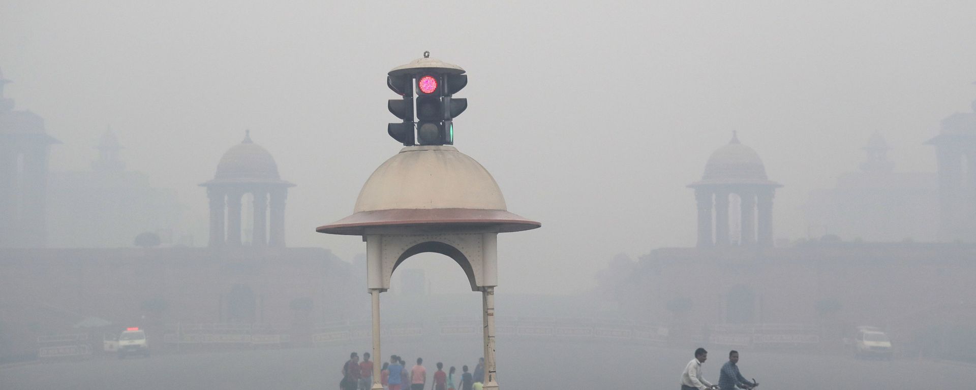 Cyclist pedal through the morning smog a day after Diwali festival, in New Delhi, India, Friday, Oct. 20, 2017 Cyclist pedal through the morning smog a day after Diwali festival, in New Delhi, India, Friday, Oct. 20, 2017 - Sputnik International, 1920, 27.02.2021