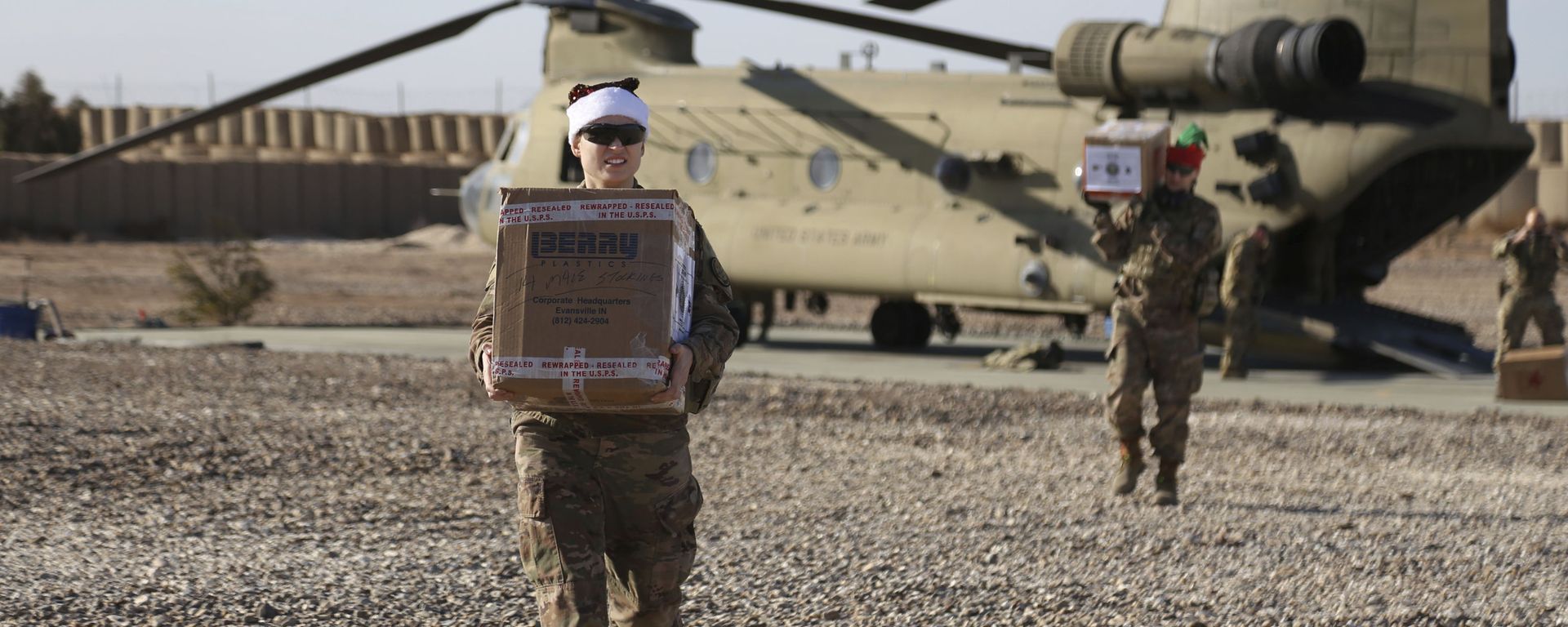 In this Tuesday, Dec. 24, 2019, photo, U.S. service members deliver Christmas gifts to their comrades on a base near the al-Omar oilfield in eastern Syria. In this Tuesday, Dec. 24, 2019, photo, U.S. service members deliver Christmas gifts to their comrades on a base near the al-Omar oilfield in eastern Syria. - Sputnik International, 1920, 29.01.2021