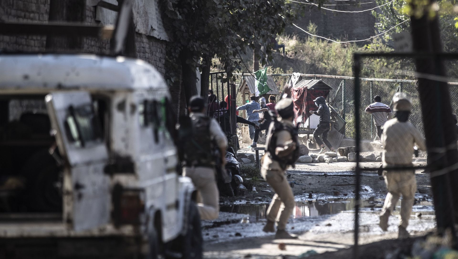 Indian policemen chase Kashmiri protesters during clashes following the killing of two suspected rebels in a gunfight with government forces in Srinagar, Indian controlled Kashmir, Monday, Oct. 12, 2020 Indian policemen chase Kashmiri protesters during clashes following the killing of two suspected rebels in a gunfight with government forces in Srinagar, Indian controlled Kashmir, Monday, Oct. 12, 2020 - Sputnik International, 1920, 06.05.2021