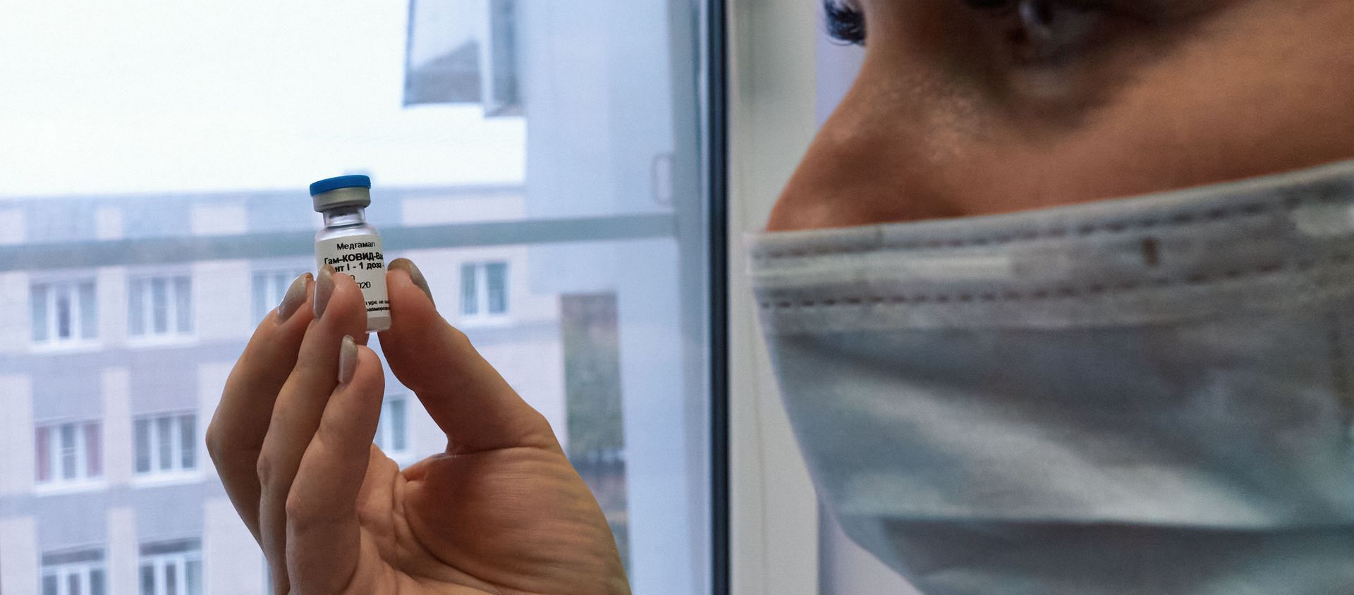 A health worker holds the Russian coronavirus vaccine Gam-COVID-Vac, trade-named Sputnik V, developed by the Gamaleya Scientific Research Institute of Epidemiology and Microbiology during the vaccination of medical workers, in Sestroretsk, Leningrad region, Russia - Sputnik International, 1920, 04.11.2020