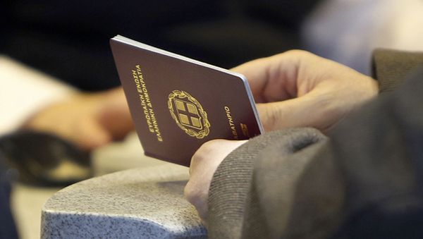 In this Wednesday, 7 March 2018 photo, a passenger shows his Greek passport at Frankfurt airport, Germany. - Sputnik International