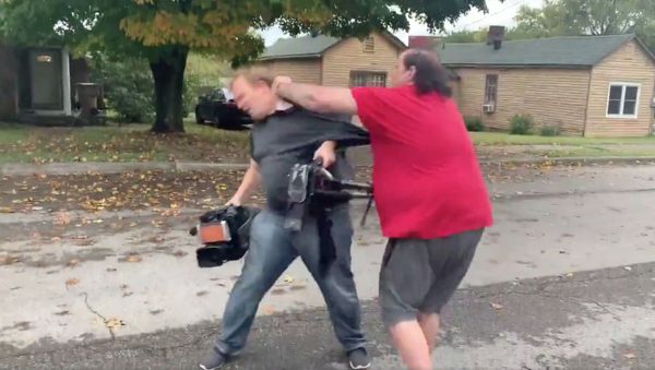 Cellphone footage captures moment in which an unidentified man from Nashville, Tennessee, attacked a photojournalist from local news station WSMV. - Sputnik International