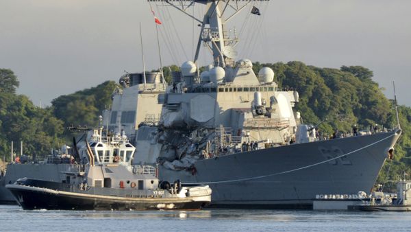 In this July 11, 2017 photo provided by U.S. Navy Office of Information, the Valiant-class yard tugboat Menominee (YT 807) assists the Arleigh Burke-class guided-missile destroyer USS Fitzgerald (DDG 62) as it moves to Dry Dock 4 at Fleet Activities (FLEACT) Yokosuka, Japan, to continue repairs and assess damage sustained from its June 17 collision with a merchant vessel. - Sputnik International