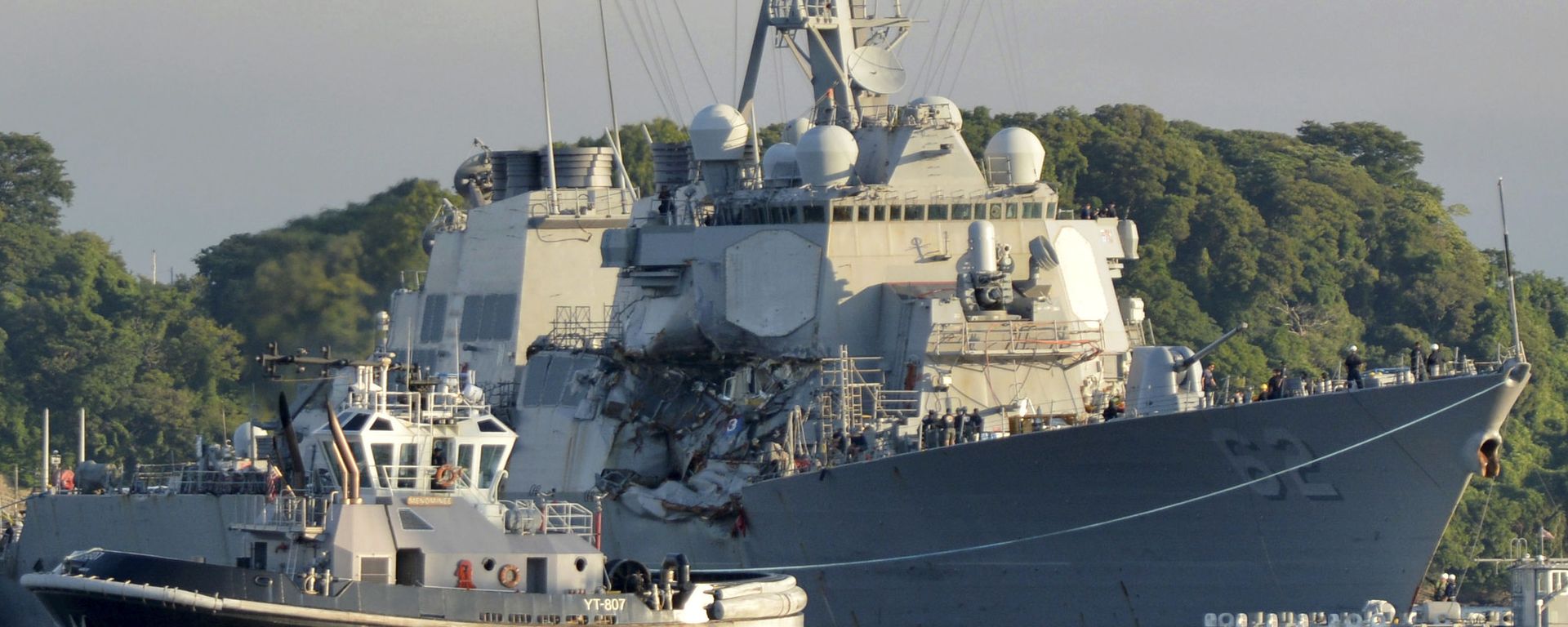 In this July 11, 2017 photo provided by U.S. Navy Office of Information, the Valiant-class yard tugboat Menominee (YT 807) assists the Arleigh Burke-class guided-missile destroyer USS Fitzgerald (DDG 62) as it moves to Dry Dock 4 at Fleet Activities (FLEACT) Yokosuka, Japan, to continue repairs and assess damage sustained from its June 17 collision with a merchant vessel. - Sputnik International, 1920, 22.05.2023