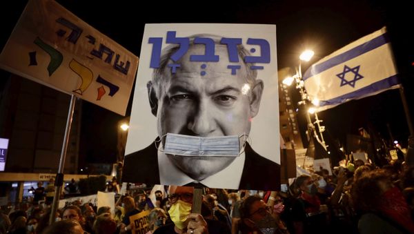 Israeli protesters hold signs during a demonstration against Israeli Prime Minister Benjamin Netanyahu outside the Prime Minister's residence in Jerusalem, Saturday, Sept. 12, 2020. Israeli protesters hold signs during a demonstration against Israeli Prime Minister Benjamin Netanyahu outside the Prime Minister's residence in Jerusalem, Saturday, Sept. 12, 2020. - Sputnik International