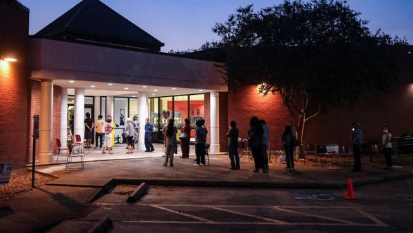 People wait in line to cast their ballots for the upcoming presidential election as early voting begins in Houston, Texas, U.S., October 13, 2020 - Sputnik International