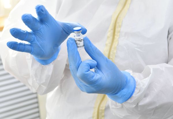 Kremlin Trusts Virology Experts' Opinion About Efficiency of Russian COVID-19 Vaccines - Sputnik International
