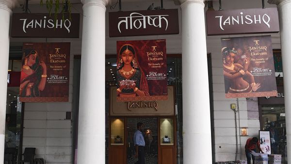 A man walks past a 'Tanishq' jewellery showroom in a shopping arcade in New Delhi on October 14, 2020. - Sputnik International