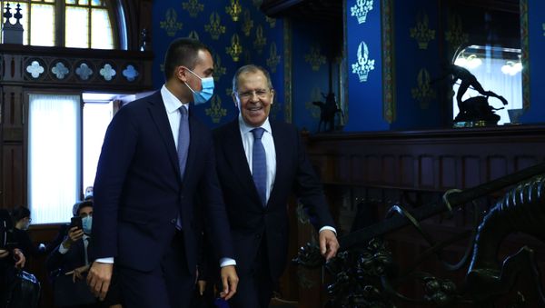 Russian Foreign Minister Sergei Lavrov and Italian Foreign Minister Luigi Di Maio during a meeting  - Sputnik International
