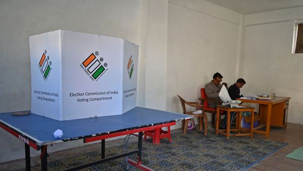 Election officials sit inside an empty polling station during the fifth phase of India's general elections in Kashmir's Shopian district, south of Srinagar, on May 6, 2019 - Sputnik International