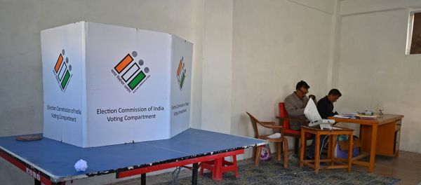 Election officials sit inside an empty polling station during the fifth phase of India's general elections in Kashmir's Shopian district, south of Srinagar, on May 6, 2019 - Sputnik International