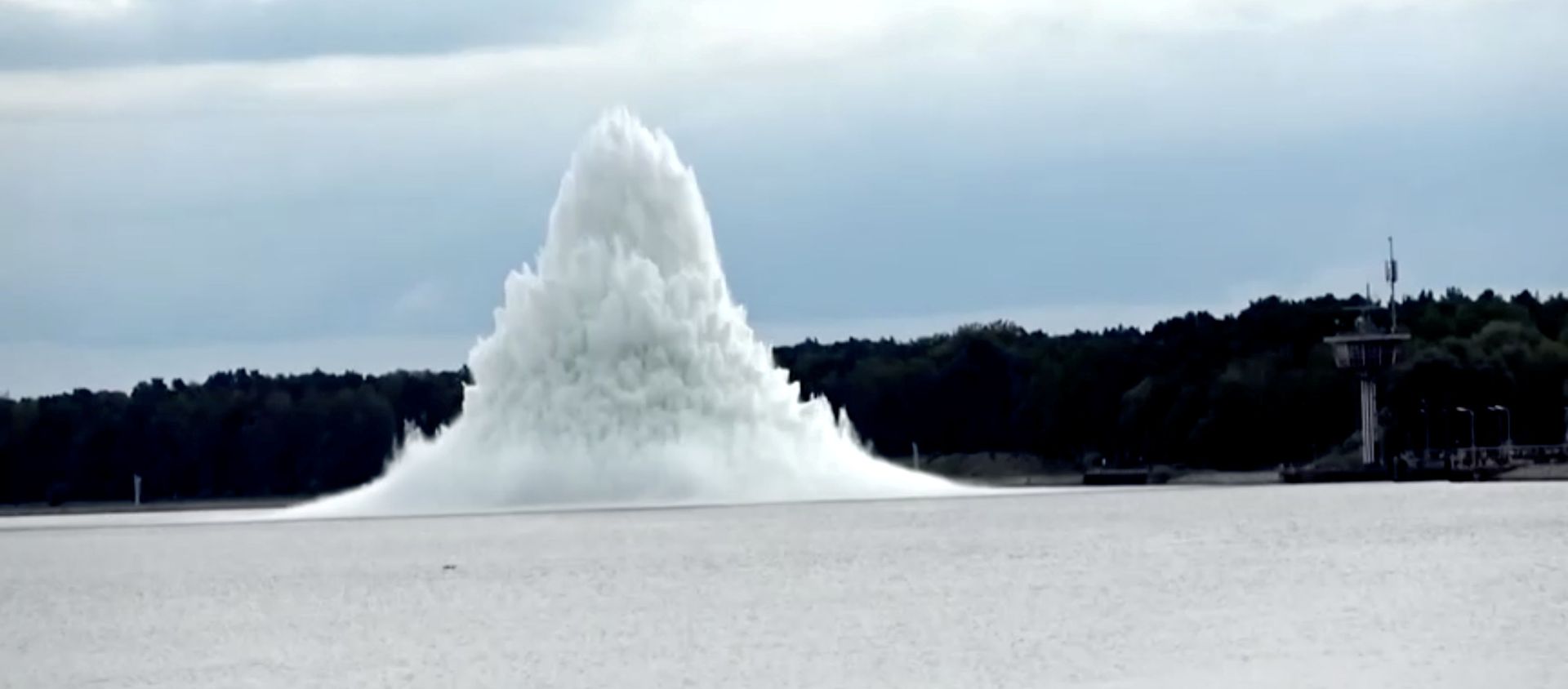 Tallboy bomb, the biggest World War Two bomb ever found in Poland, explodes underwater while being defused, in Swinoujscie, Poland, October 13, 2020 in this still image obtained from a video. - Sputnik International, 1920, 14.10.2020