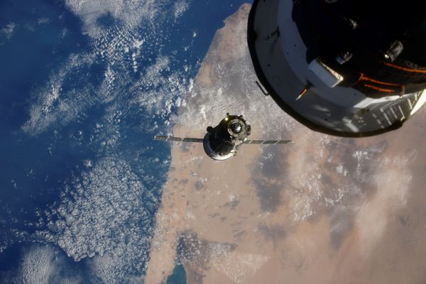 Air Leak Rate at Russia's ISS Zvezda Module Halves After Crack Sealed With Tape - Sputnik International