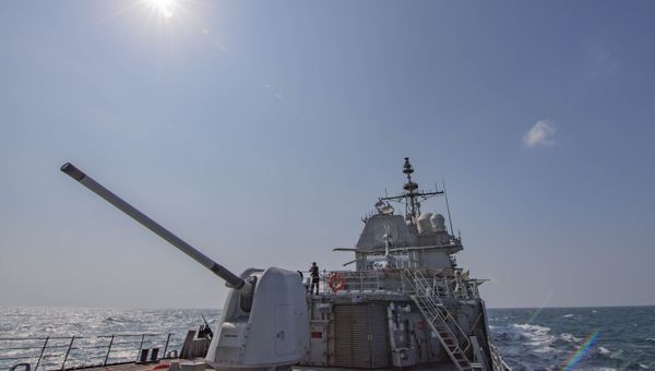 In this Tuesday, Nov. 12, 2019, photo, made available by U.S. Navy, the Ticonderoga-class guided-missile cruiser USS Chancellorsville (CG 62) transits the Taiwan Strait. - Sputnik International