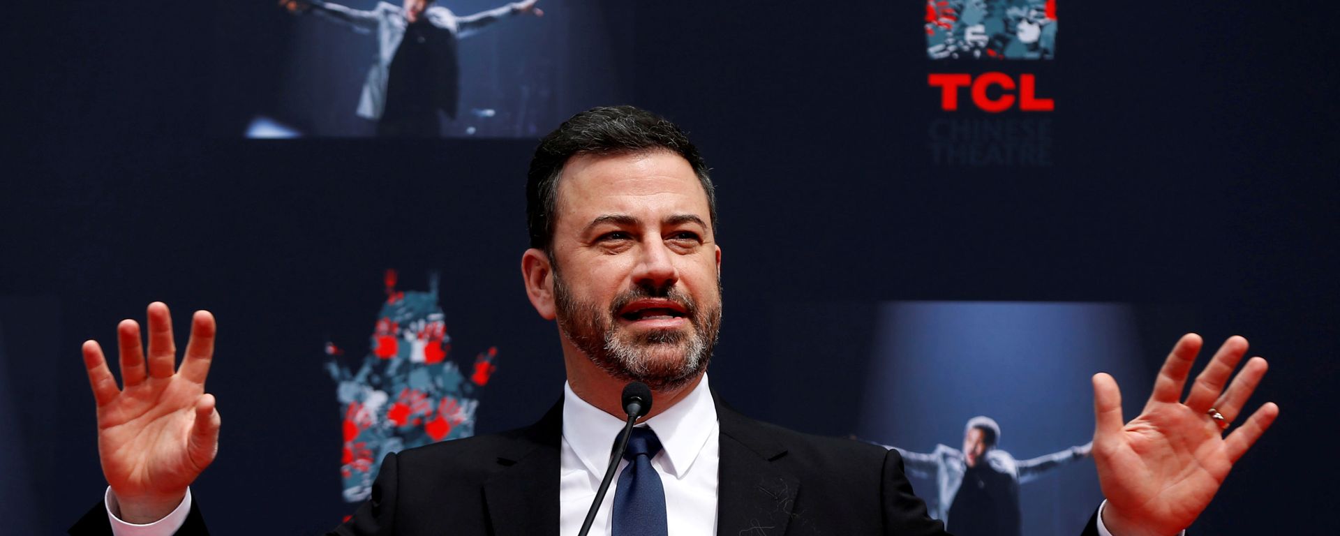Television host Kimmel speaks at a ceremony for recording artist Lionel Richie to place his handprints and footprints in cement in the forecourt of the TCL Chinese theatre in Los Angeles - Sputnik International, 1920, 22.01.2022
