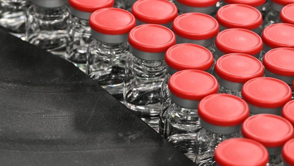 Capped vials are being pictured during filling and packaging tests for the large-scale production and supply of the University of Oxford’s COVID-19 vaccine candidate, AZD1222 Capped vials are being pictured during filling and packaging tests for the large-scale production and supply of the University of Oxford’s COVID-19 vaccine candidate, AZD1222 - Sputnik International