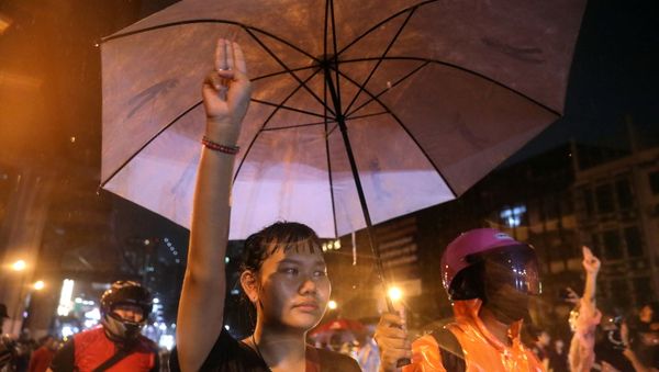 A protestor shows the three-finger salute during anti-government protests, in Bangkok, Thailand October 16, 2020.  REUTERS/Soe Zeya Tun - Sputnik International