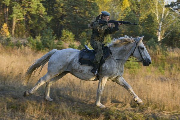 No Time to Horse Around: Russian Female Cadets Show Off Riding Skills - Sputnik International