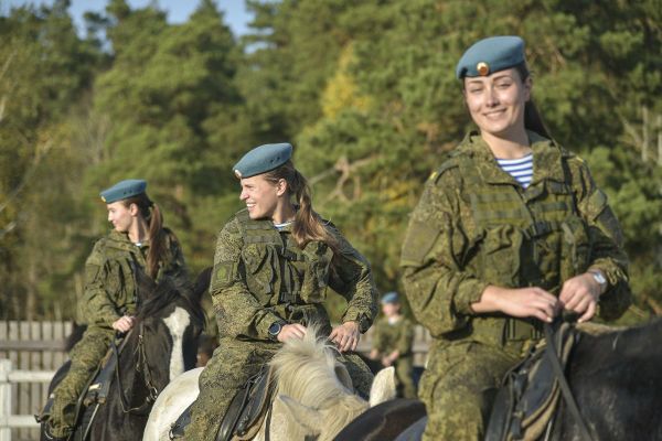 No Time to Horse Around: Russian Female Cadets Show Off Riding Skills - Sputnik International