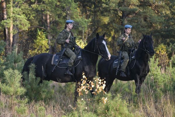 No Time to Horse Around: Russian Female Cadets Show Off Riding Skills - Sputnik International