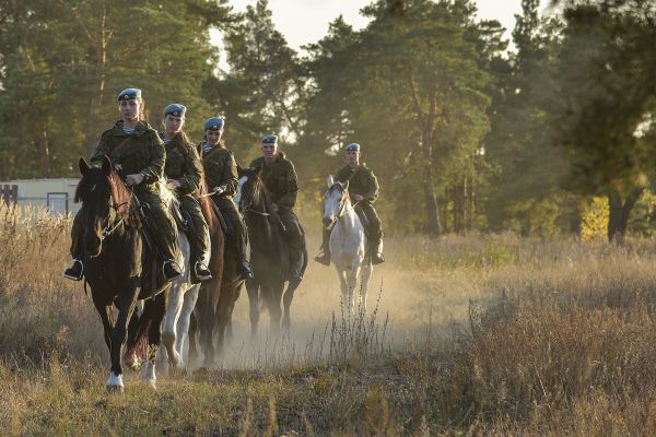 No Time to Horse Around: Russian Female Cadets Show Off Riding Skills - Sputnik International