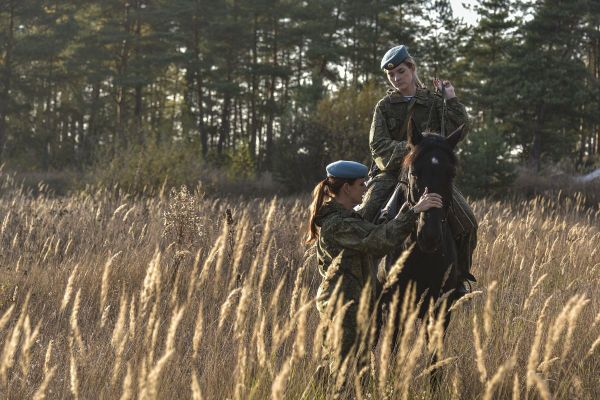 No Time to Horse Around: Russian Female Cadets Show Off Riding Skills - Sputnik International