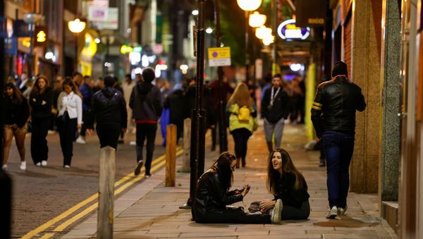 People walk and gather outside bars the night before a local lockdown amidst the spread of the coronavirus disease (COVID-19) in Liverpool, Britain 13 October 2020. People walk and gather outside bars the night before a local lockdown amidst the spread of the coronavirus disease (COVID-19) in Liverpool, Britain 13 October 2020. - Sputnik International