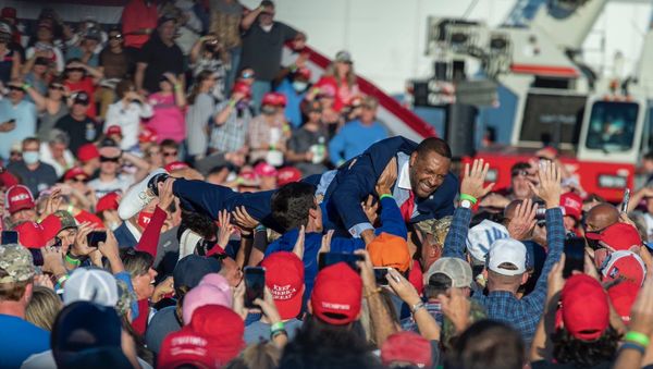 Georgia Democratic Party State Representative Vernon Jones Crowd-Surfs at a Donald Trump election rally in Macon, Georgia - Sputnik International